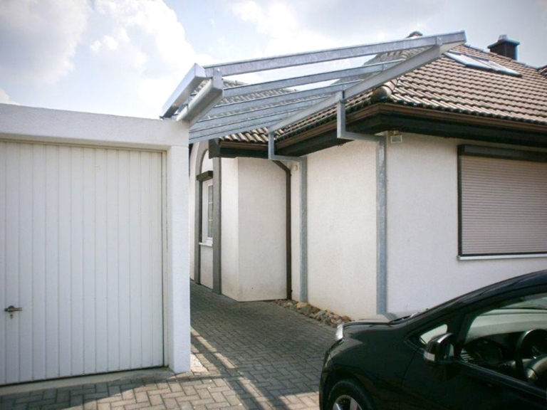 Carport zwischen Haus und Garage Krummholz Stahlund